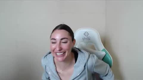 Snapshot of cammila_horn chatting on 10/22/25, 07:52 cammila horn online show from 10/22/25, 07:52