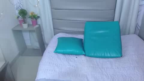 candela_dubout online show from 02/05/26, 12:32