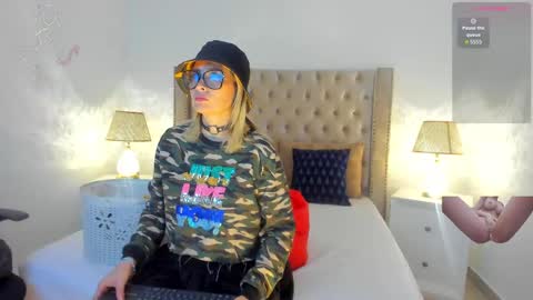 Snapshot of candiegilson__ chatting on 10/18/25, 12:28 Candie  online show from 10/18/25, 12:28