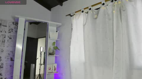 Snapshot of candy_hes chatting on 01/28/25, 10:01 Nickol online show from 01/28/25, 10:01