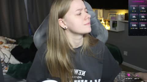 Snapshot of candy_meggie chatting on 12/16/24, 01:22 Megan online show from 12/16/24, 01:22