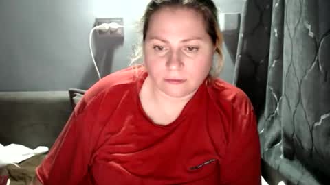 Snapshot of candycream74 chatting on 10/21/25, 06:19 Laura online show from 10/21/25, 06:19
