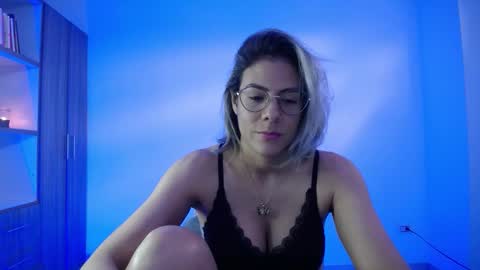 Snapshot of candydowson1 chatting on 11/02/25, 06:43 Candy Dowson online show from 11/02/25, 06:43