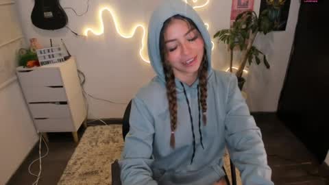 Snapshot of candyxpeach chatting on 04/25/26, 12:57 Camilla online show from 04/25/26, 12:57