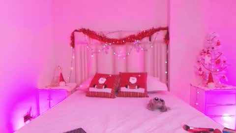 Aura  online show from 11/25/25, 11:54