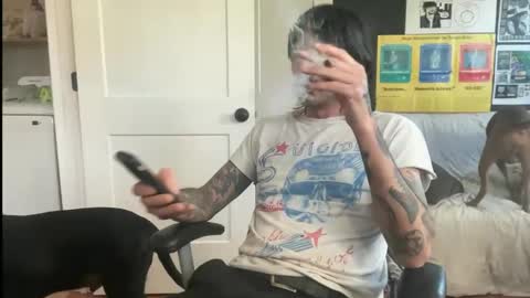 Snapshot of cantleavethehouse chatting on 02/01/26, 10:19 cantleavethehouse online show from 02/01/26, 10:19