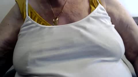 Snapshot of capitanfuturo44 chatting on 06/18/26, 02:21 Cinzia ex regina online show from 06/18/26, 02:21