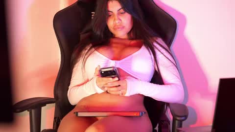 Snapshot of capriciousqueen chatting on 05/27/26, 03:58 Miyah online show from 05/27/26, 03:58