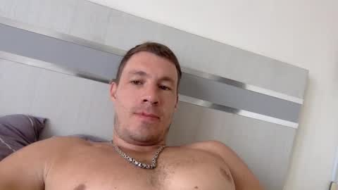 Snapshot of capt_oliver chatting on 11/10/25, 04:33 follow my twitter online show from 11/10/25, 04:33