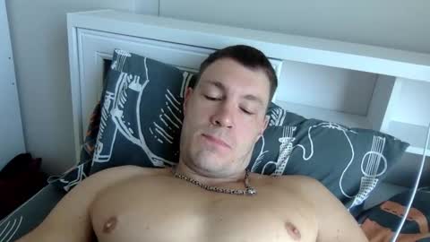 Snapshot of capt_oliver chatting on 12/17/25, 05:13 follow my twitter online show from 12/17/25, 05:13