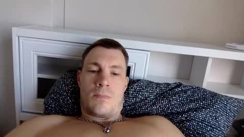 Snapshot of capt_oliver chatting on 12/18/25, 06:08 follow my twitter online show from 12/18/25, 06:08