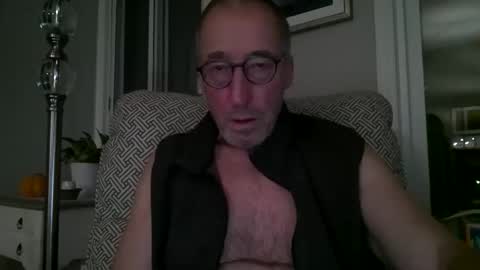 Snapshot of caressluving chatting on 11/12/25, 03:18 Caressluving online show from 11/12/25, 03:18