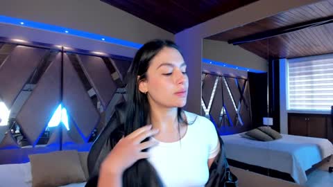 Snapshot of carina_rossi chatting on 01/29/25, 05:35 Carina online show from 01/29/25, 05:35