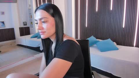 Snapshot of carina_rossi chatting on 09/18/25, 12:40 Carina online show from 09/18/25, 12:40
