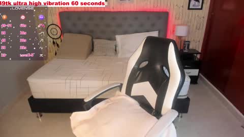 Snapshot of carla_adamss chatting on 02/20/25, 01:25 Carla online show from 02/20/25, 01:25