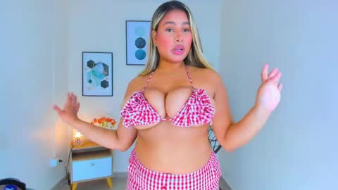 Snapshot of carlota_peach chatting on 03/07/25, 04:13 Andrea online show from 03/07/25, 04:13