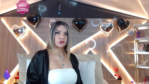 Snapshot of carlotta_ricci chatting on 09/30/25, 10:15 Carla Carla I am sensual goddes and i was born for loveworshipping and enjoyment. online show from 09/30/25, 10:15