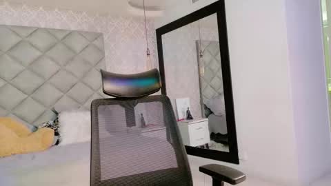 caro_adams1 online show from 02/05/26, 11:04