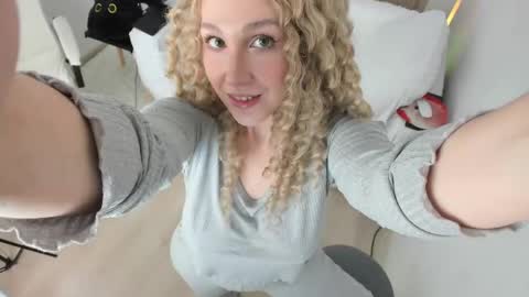 carol_may_ online show from 05/18/26, 05:35