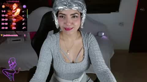 Snapshot of carolaine69_ chatting on 06/06/26, 02:11 Caroline online show from 06/06/26, 02:11