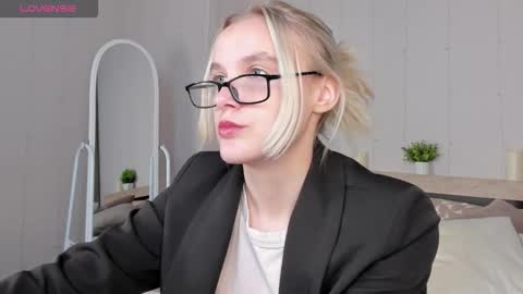 Snapshot of carolin_miller chatting on 09/23/25, 06:27 Carol online show from 09/23/25, 06:27