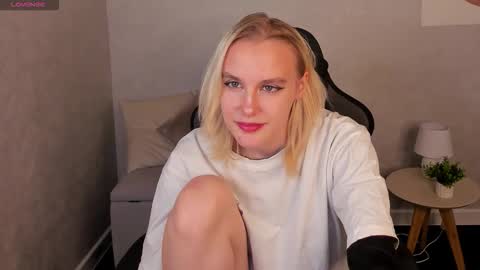 Snapshot of carolin_miller chatting on 10/22/25, 04:57 Carol online show from 10/22/25, 04:57