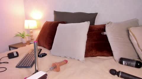 Snapshot of caroline_dh chatting on 05/19/26, 11:38 Caroline online show from 05/19/26, 11:38