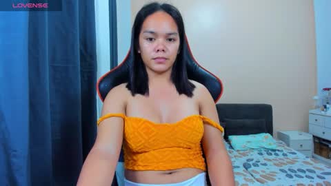 caroline_east online show from 11/14/25, 06:39