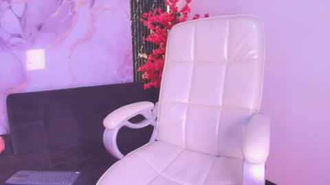 caroline_foster1 online show from 11/18/25, 12:09