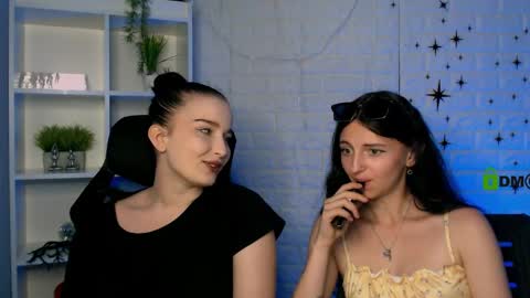 Snapshot of caroline_honeyy chatting on 05/25/26, 12:22 Caroline online show from 05/25/26, 12:22