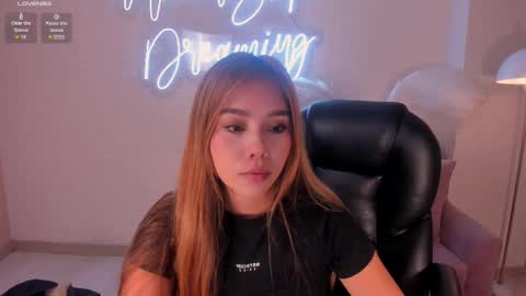 Snapshot of carolinegrace_ chatting on 02/19/25, 10:45 Caro online show from 02/19/25, 10:45