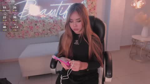 Snapshot of carolinegrace_ chatting on 02/25/25, 11:08 Caro online show from 02/25/25, 11:08