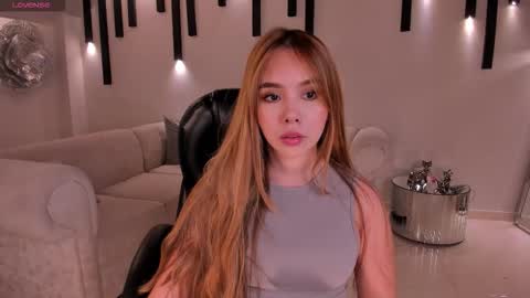 Snapshot of carolinegrace_ chatting on 10/19/25, 11:00 Caro online show from 10/19/25, 11:00