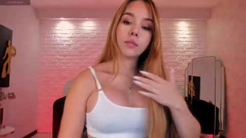 Snapshot of carolinegrace_ chatting on 10/23/25, 10:36 Caro online show from 10/23/25, 10:36