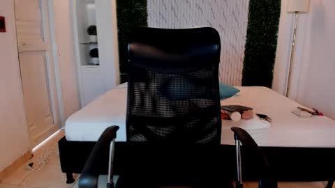 Snapshot of carolinemiller1 chatting on 11/15/25, 07:43 Caro online show from 11/15/25, 07:43