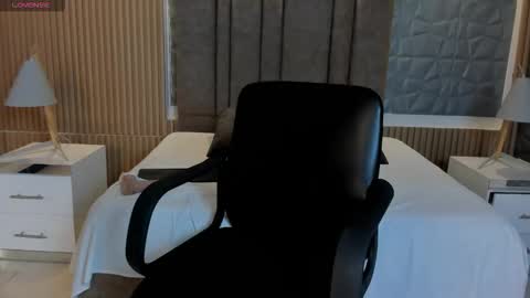 Snapshot of carolinemiller1 chatting on 11/22/25, 08:57 Caro online show from 11/22/25, 08:57