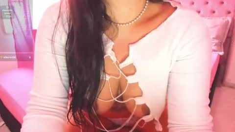 Snapshot of carolinewhite01 chatting on 04/24/26, 02:52 Caroline online show from 04/24/26, 02:52