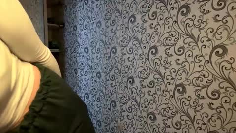 Snapshot of carolynshadburn chatting on 11/11/25, 02:06 Karalina online show from 11/11/25, 02:06