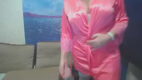 Snapshot of caroncapella chatting on 12/28/24, 01:28 VicunaCool online show from 12/28/24, 01:28