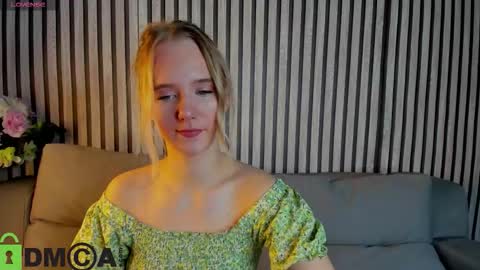 Snapshot of casey_sweeet chatting on 10/21/25, 04:08 Casey sweeet online show from 10/21/25, 04:08