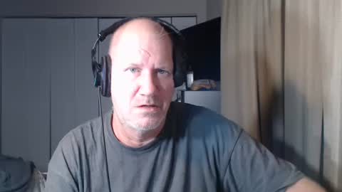 Snapshot of casinocam chatting on 10/16/25, 05:52 CasinoCam online show from 10/16/25, 05:52