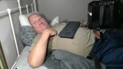 Snapshot of casinocam chatting on 10/22/25, 02:34 CasinoCam online show from 10/22/25, 02:34
