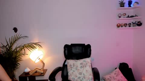 Snapshot of cassandra_caiin chatting on 01/12/25, 04:21 Cassie online show from 01/12/25, 04:21