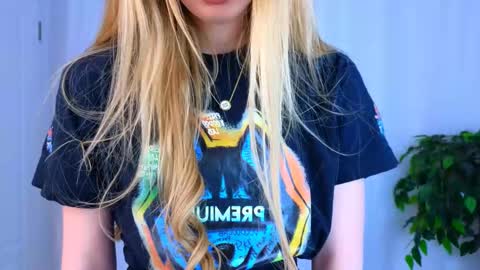 Hello my name is Cassie and my friend Nilo is also here online show from 02/27/25, 12:45