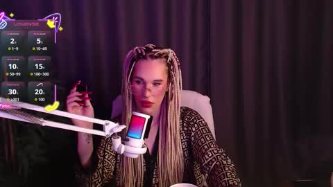 Snapshot of cassiemich chatting on 11/28/25, 07:00 Cassie online show from 11/28/25, 07:00