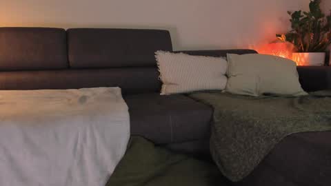 Snapshot of cassisland chatting on 09/23/25, 07:17 cassandra online show from 09/23/25, 07:17