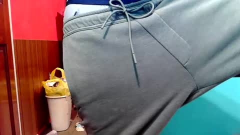 Snapshot of castration40 chatting on 10/18/25, 05:43 castration40 online show from 10/18/25, 05:43