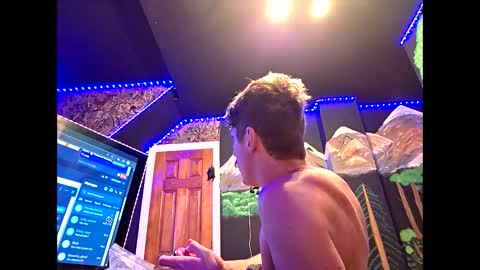 Snapshot of castration40 chatting on 11/29/25, 08:28 castration40 online show from 11/29/25, 08:28