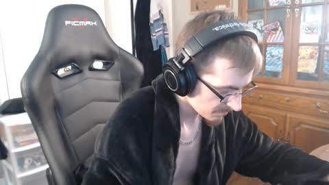 Snapshot of casuallycorrupt chatting on 10/31/25, 12:11 casuallycorrupt online show from 10/31/25, 12:11