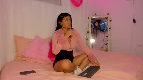 Snapshot of catalina_and_roger chatting on 01/23/25, 05:31 Cata y Roger online show from 01/23/25, 05:31